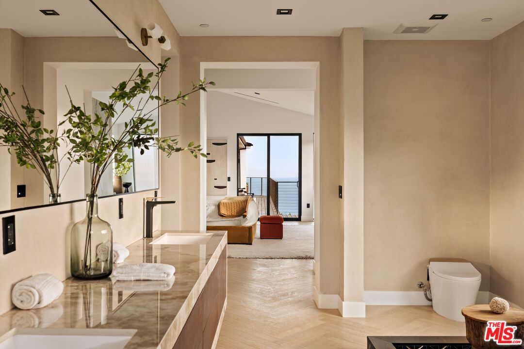 Interior, Recessed Lighting, Water, Wood Texture Flooring