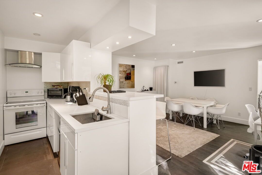 Dining room, Interior, Kitchen, Recessed Lighting, Stainless Steel Appliances