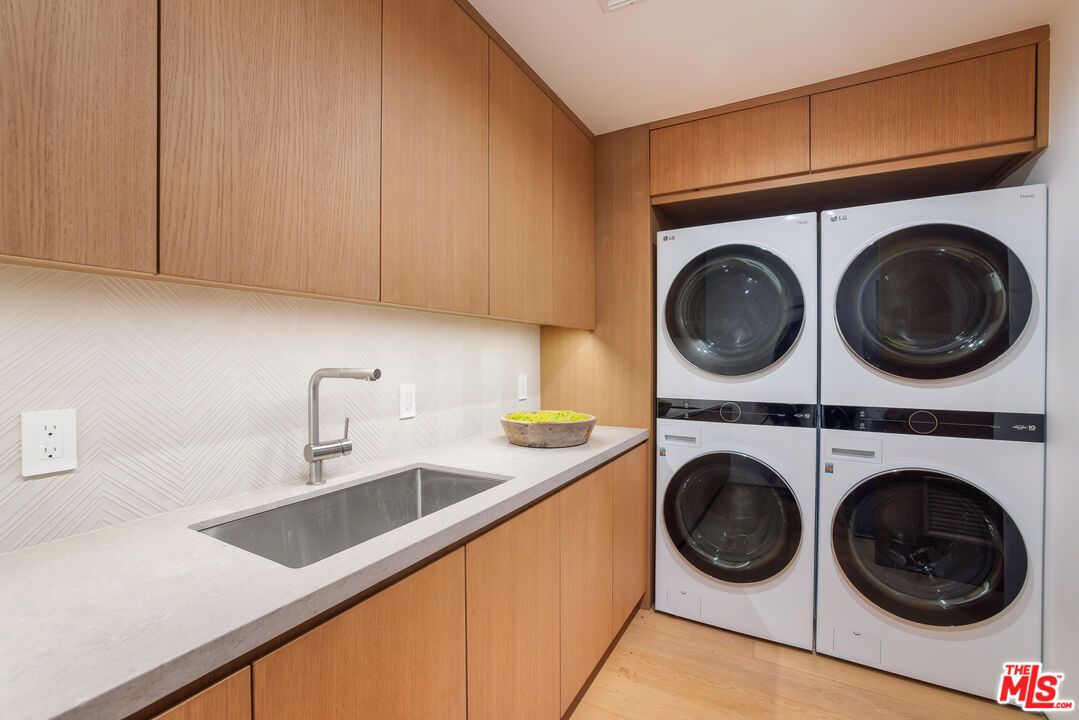 Interior, Washer, Wood Texture Flooring