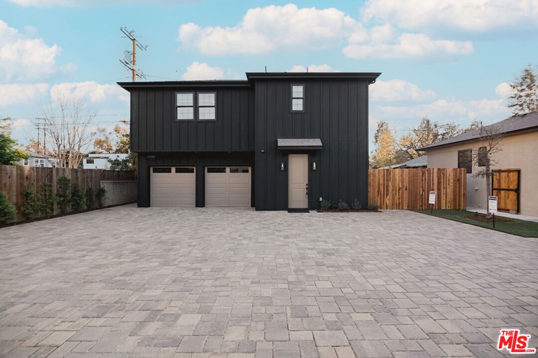 Attached, Exterior, Facade, Modern