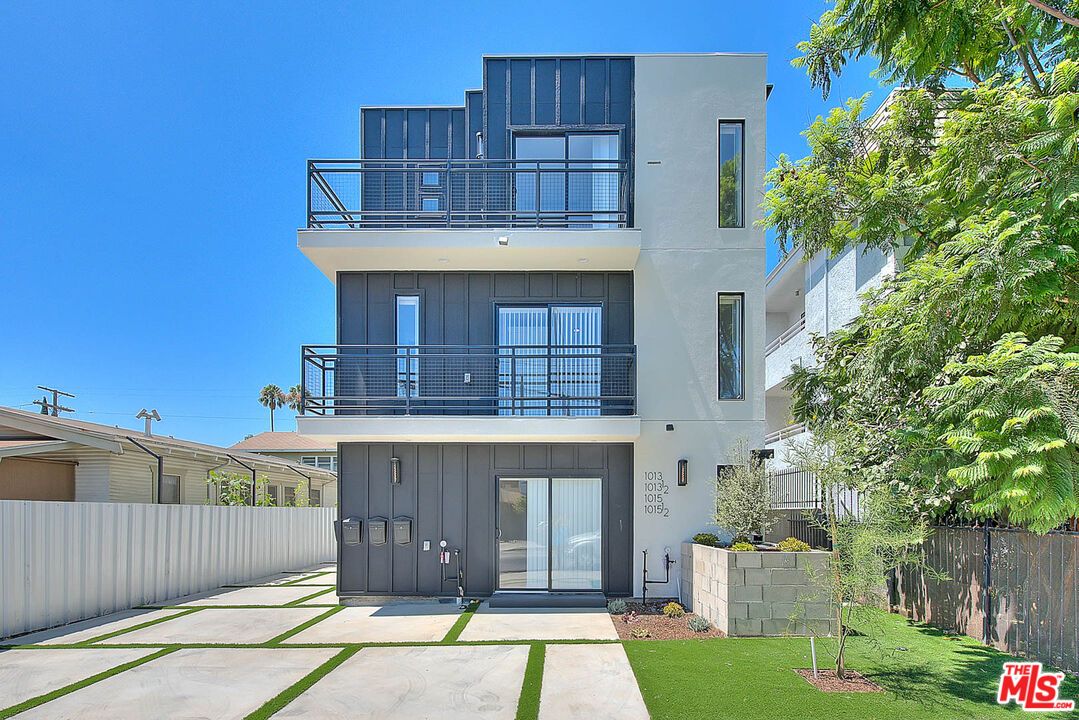 Exterior, Facade, Modern