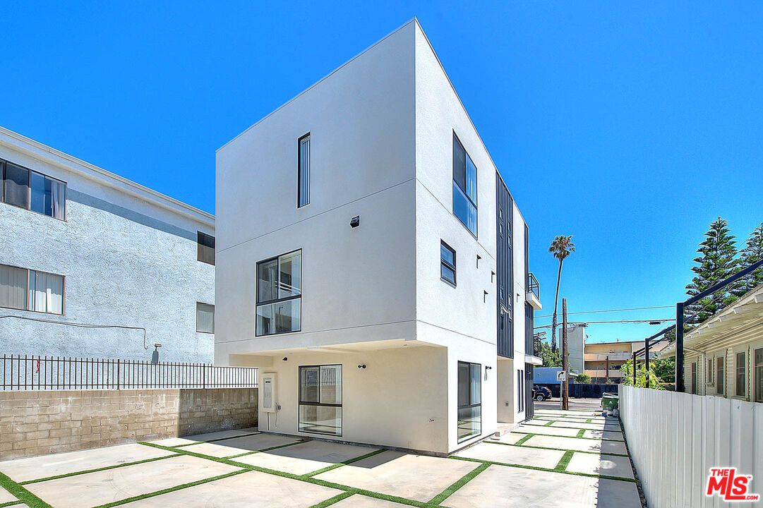 Exterior, Facade, Modern