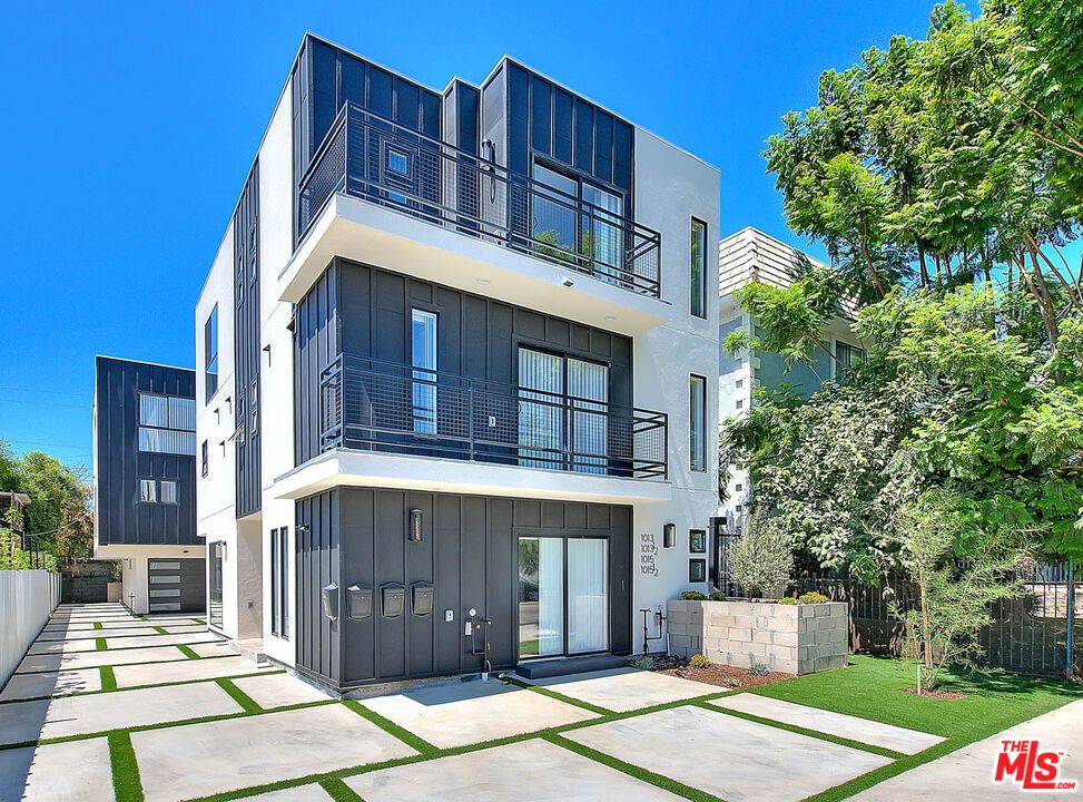 Attached, Exterior, Facade, Modern