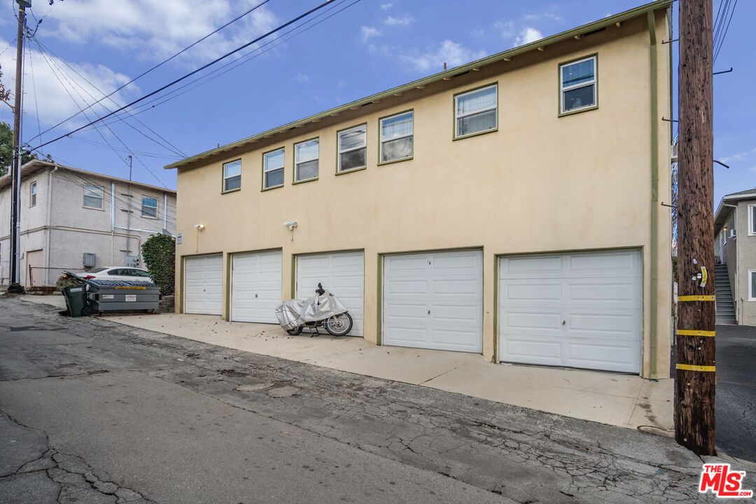 Attached, Exterior, Facade, Rowhouse
