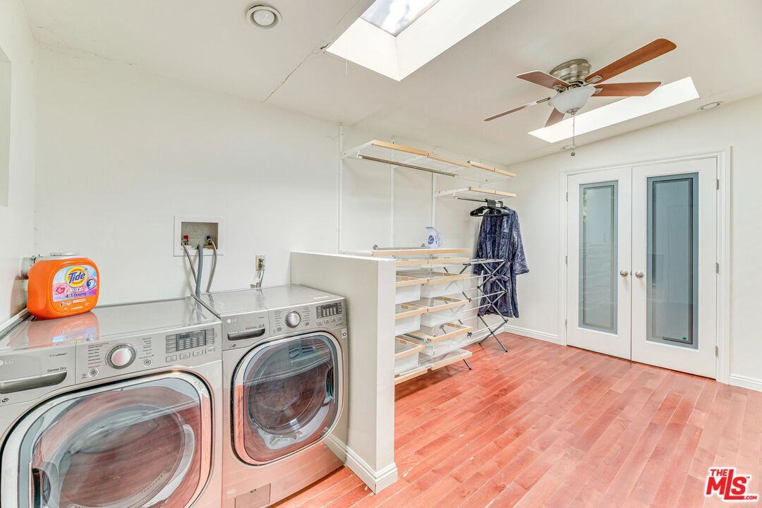 Interior, Washer, Wood Texture Flooring