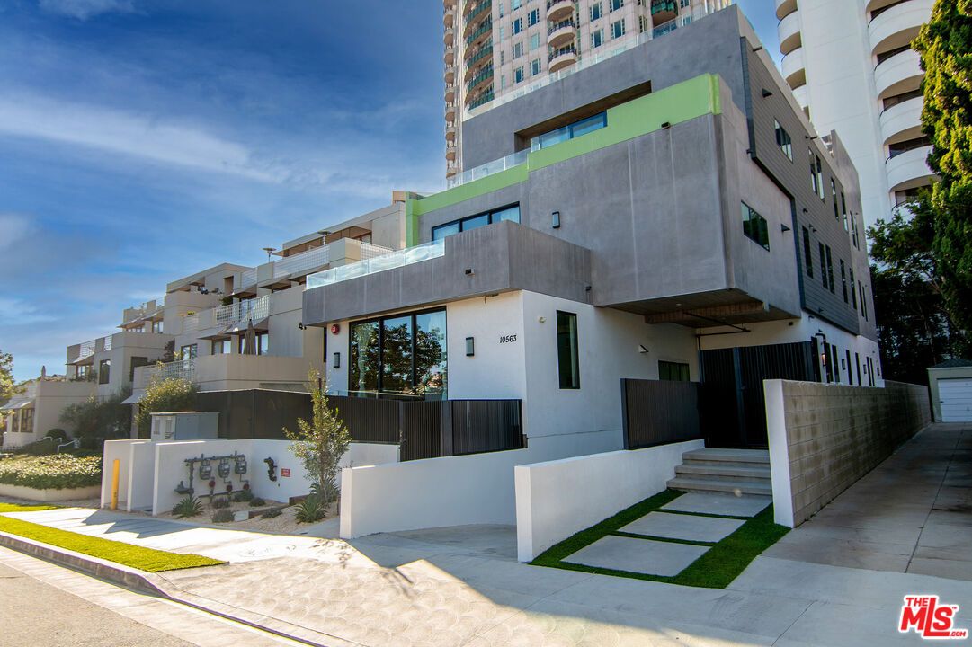 Exterior, Facade, Modern