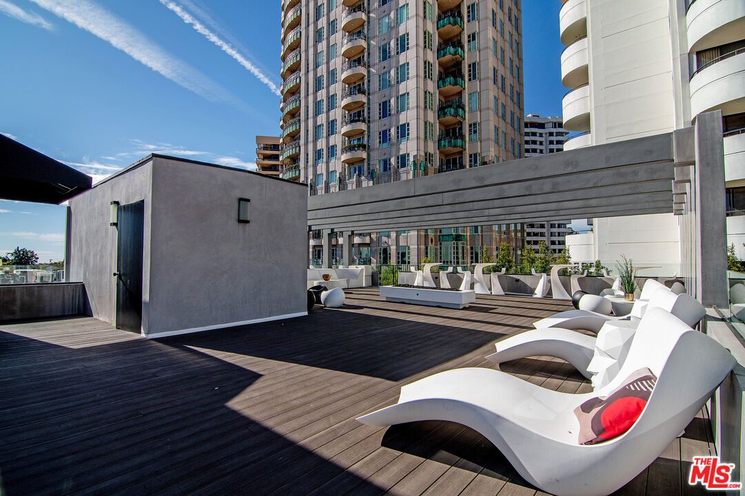 Exterior, Facade, Condo Building