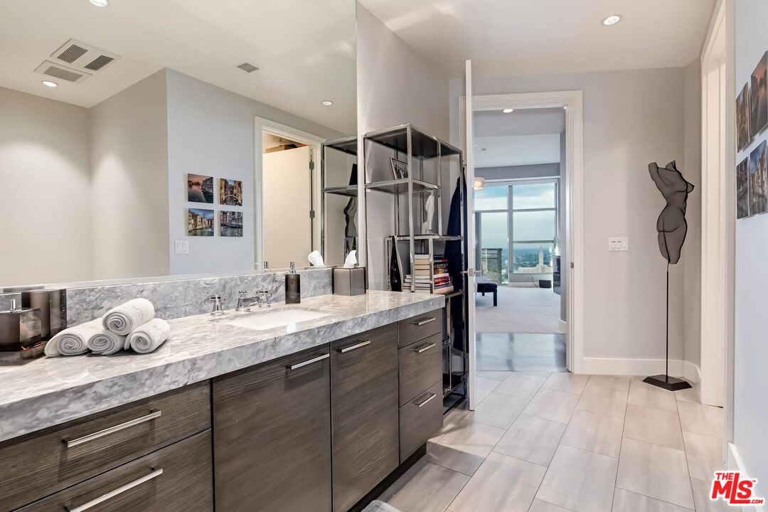 Bathroom, Dual Sink Vanities, Interior, Recessed Lighting, Water