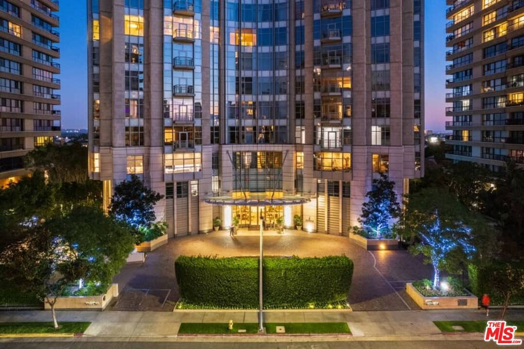 Exterior, Facade, Condo Building