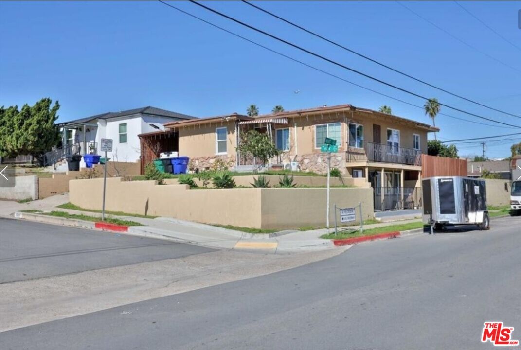 Exterior, Facade, Modern