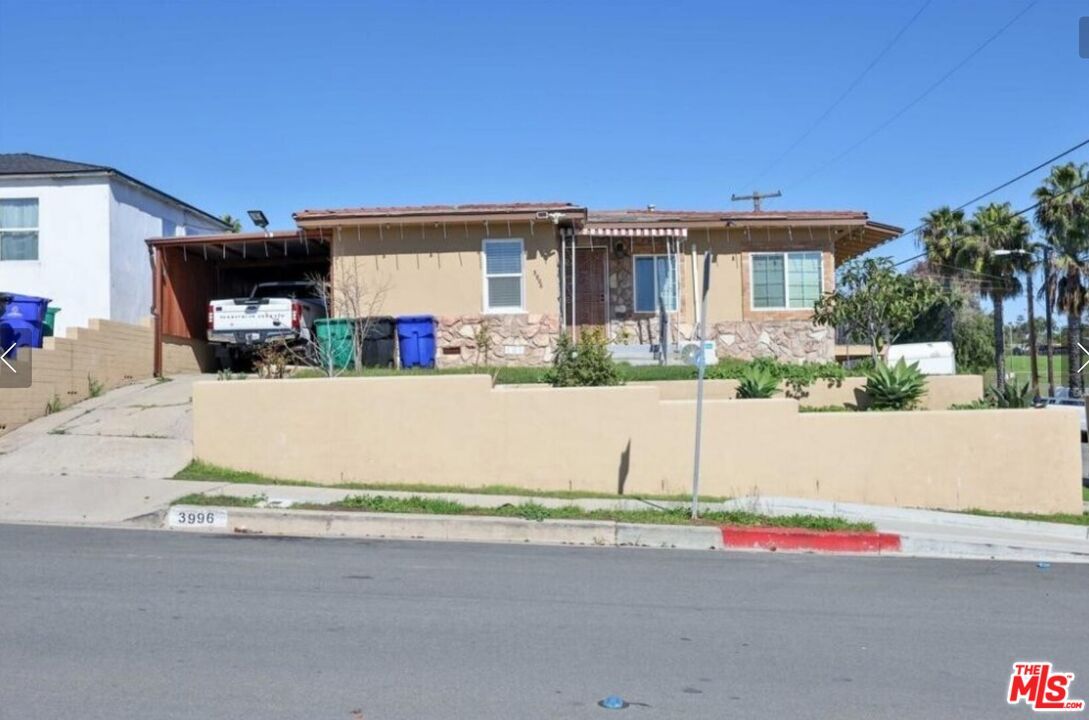 Exterior, Facade, Mediterranean