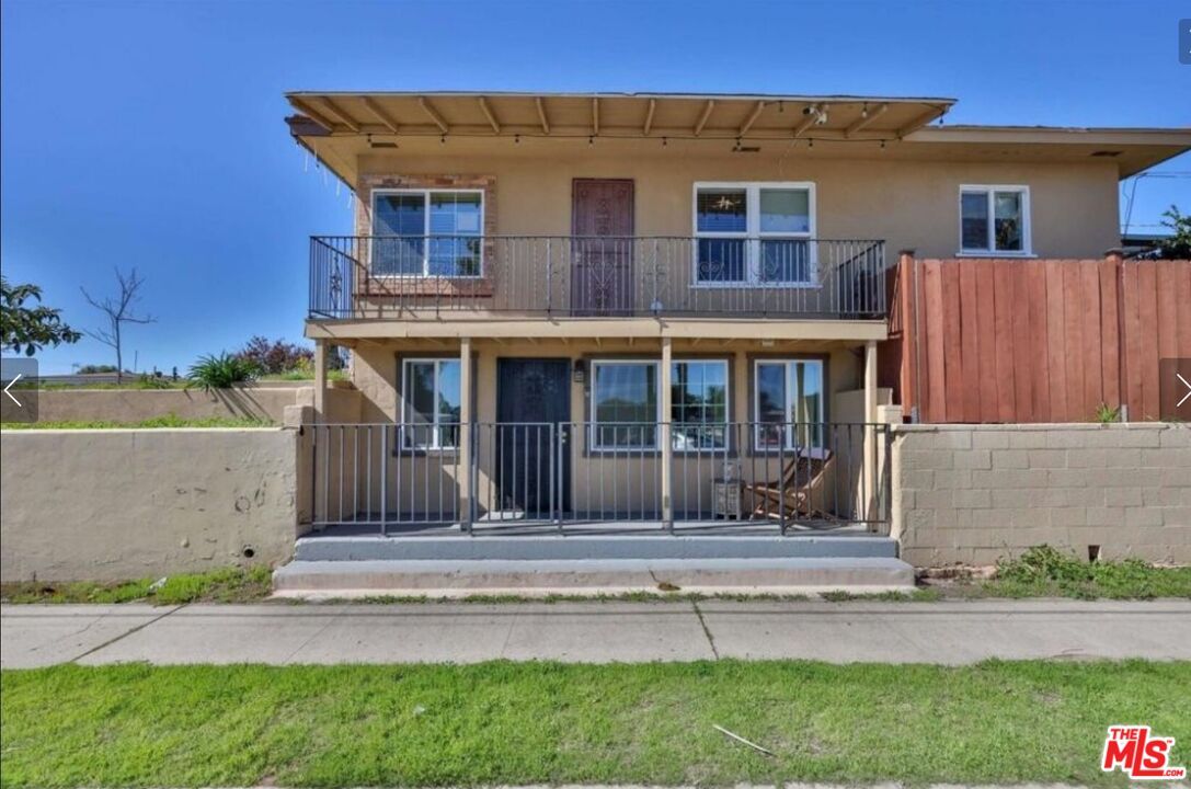 Exterior, Facade, Modern