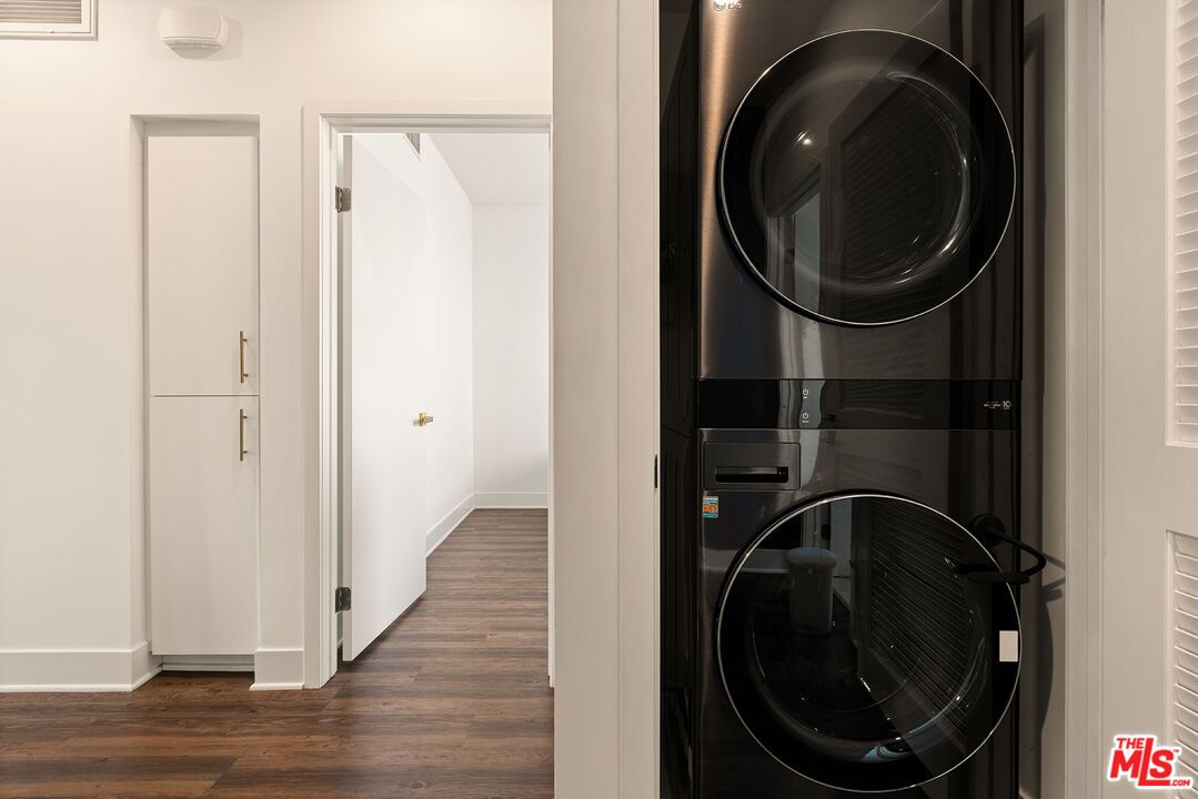 Interior, Utility Closets, Washer, Wood Texture Flooring