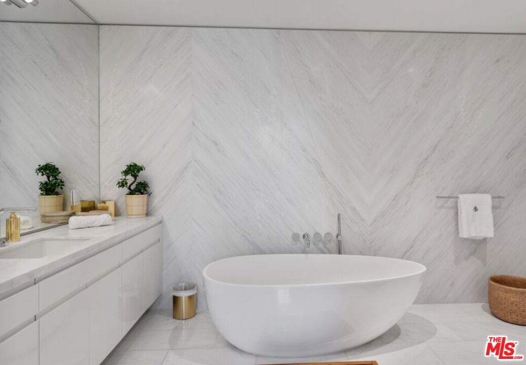 Bathroom, Free Standing Baths, Interior, Marble Walls