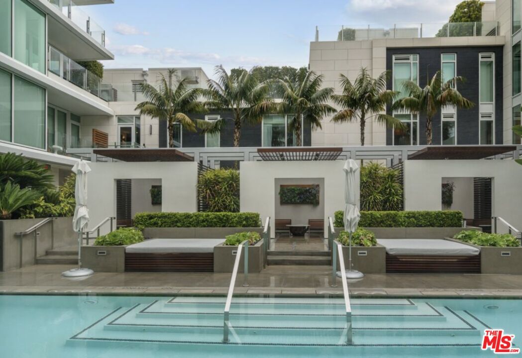 Exterior, Facade, Pool, Modern