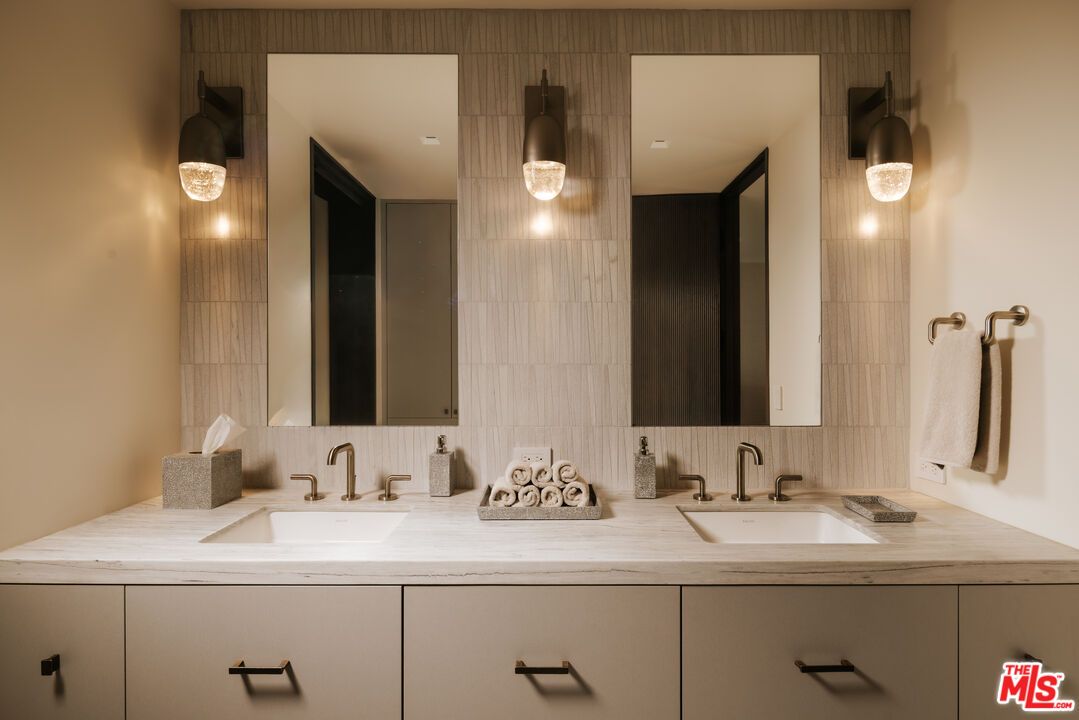 Bathroom, Dual Sink Vanities, Interior