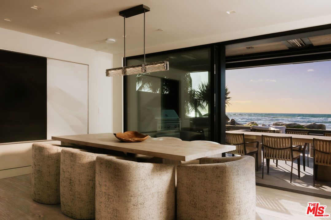 Dining room, Interior, Pendant Lights, Recessed Lighting, Water