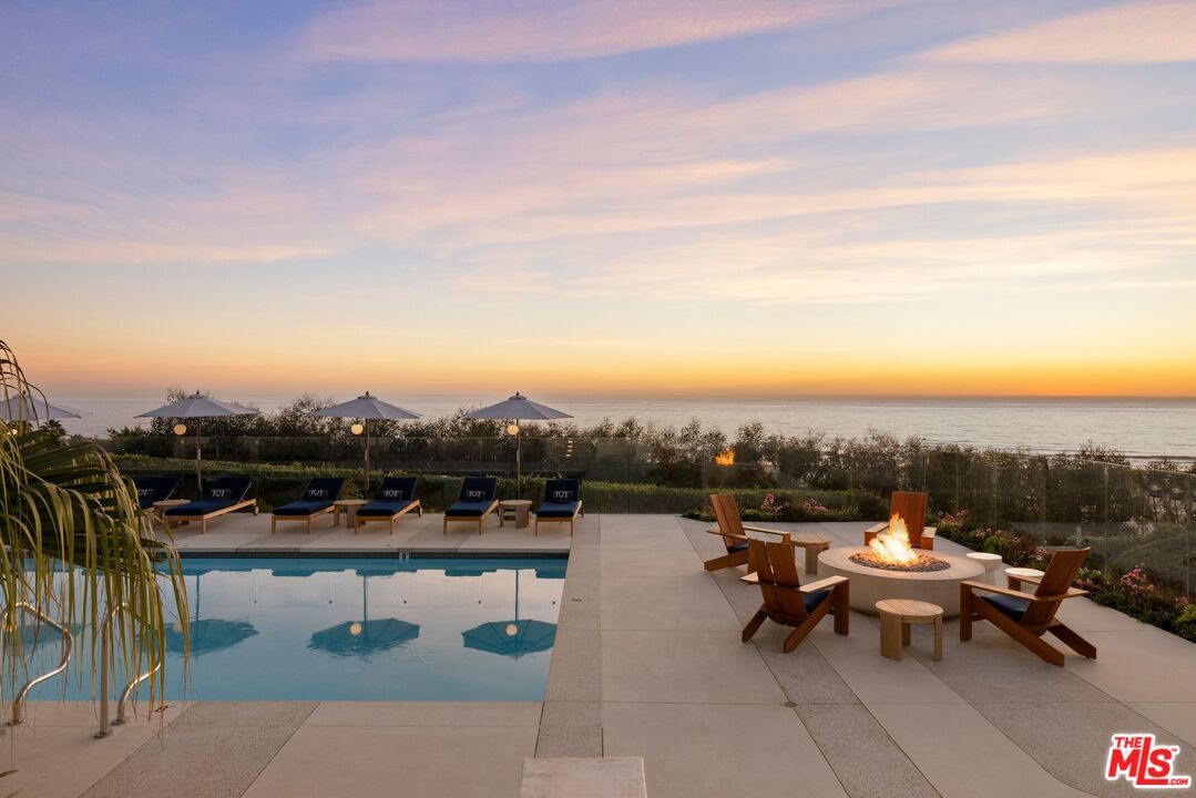 Exterior, Pool, Water