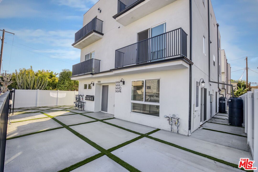 Backyard, Exterior, Facade, Modern