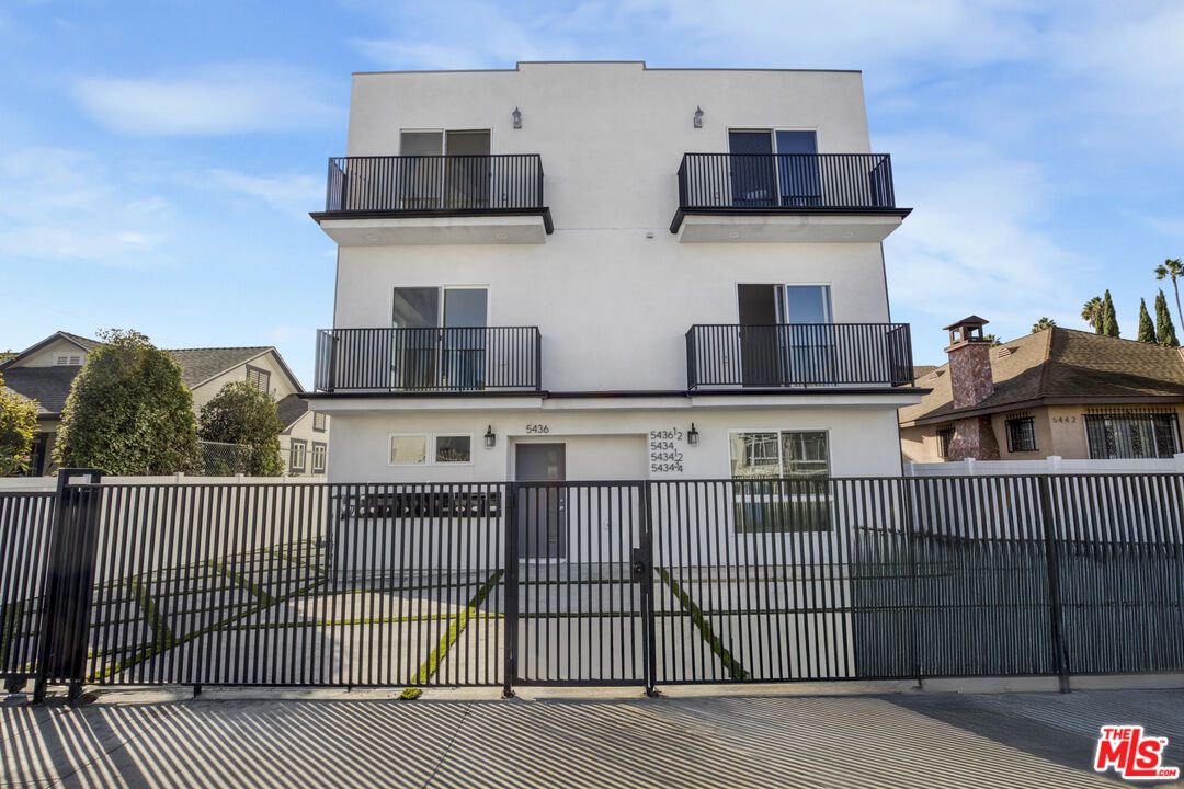 Exterior, Facade, Modern