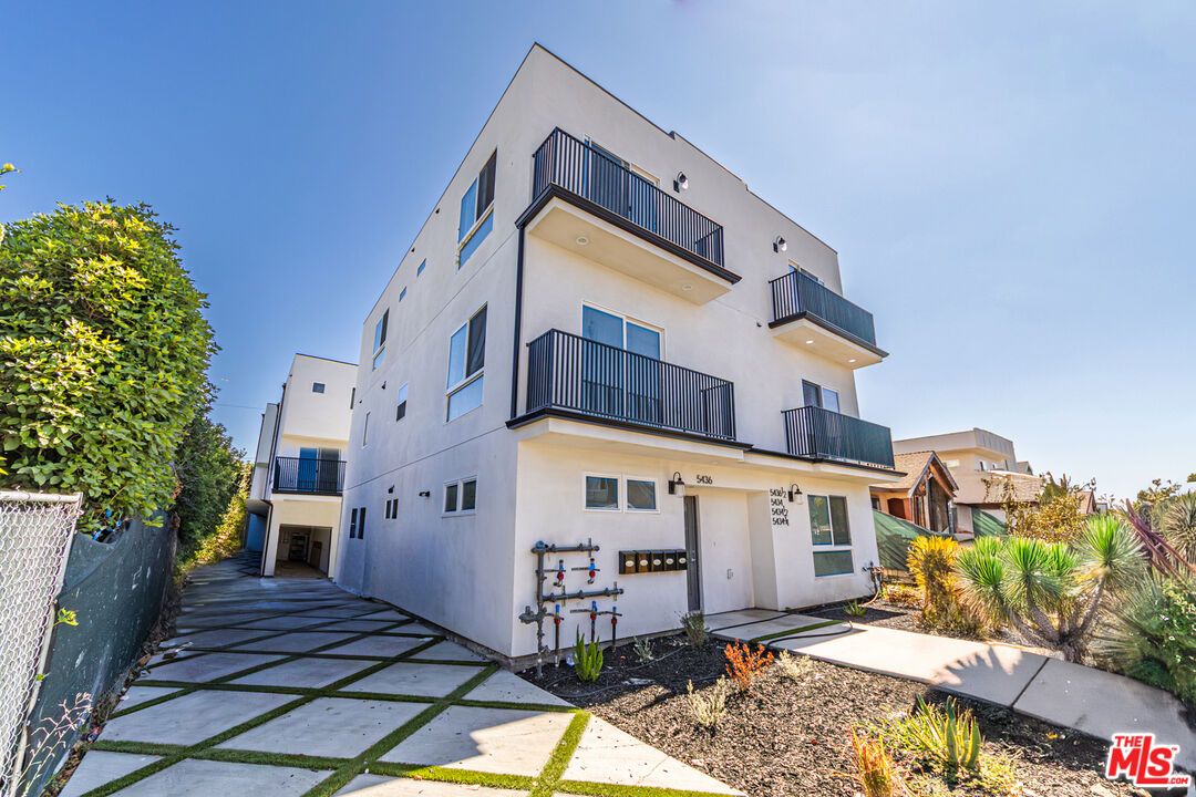 Exterior, Facade, Modern