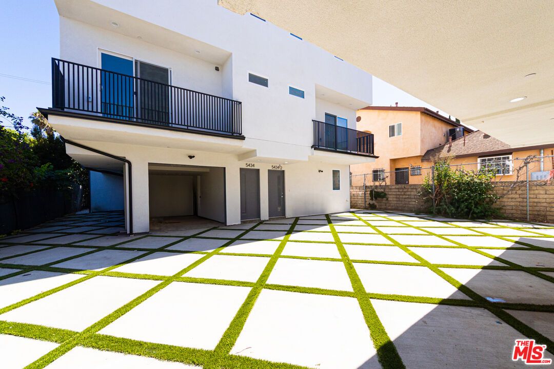 Exterior, Facade, Modern