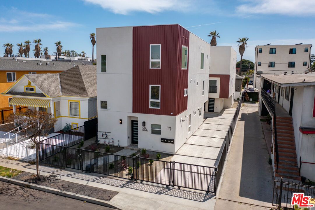 Exterior, Facade, Modern