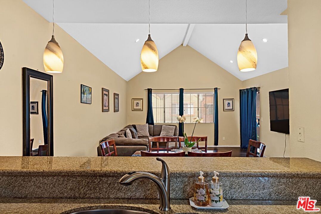 Interior, Living room, Pendant Lights, Recessed Lighting