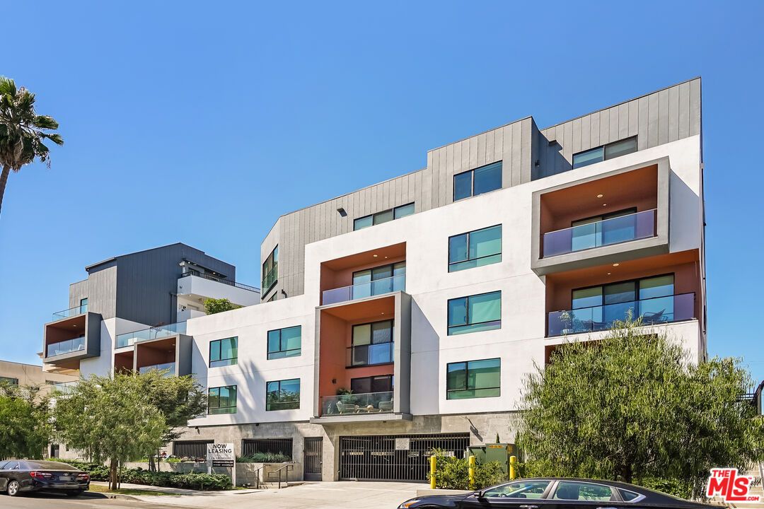 Exterior, Facade, Modern