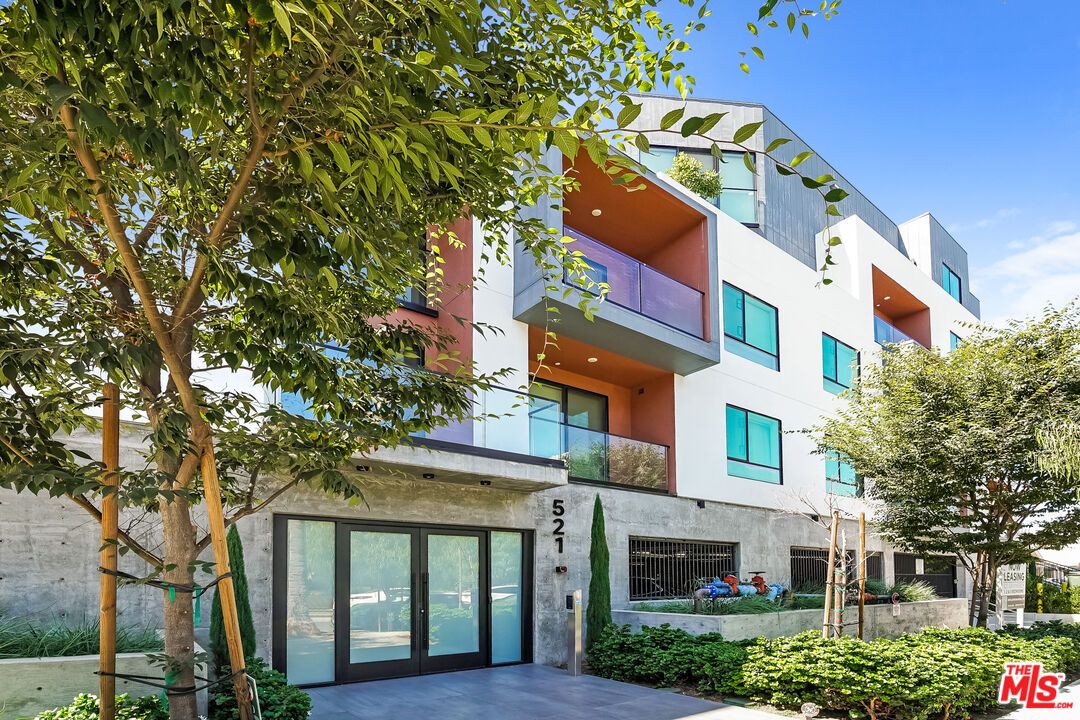 Exterior, Facade, Modern