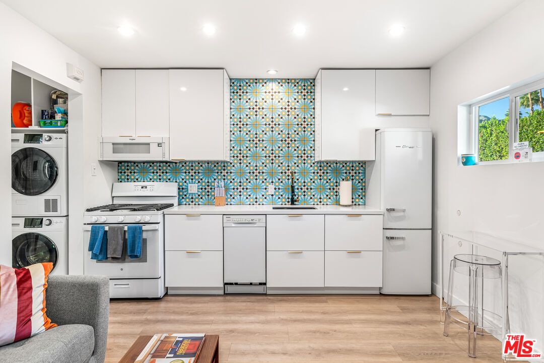 Interior, Kitchen, Recessed Lighting, Washer, Wood Texture Flooring