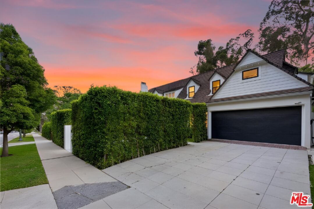 Attached, Exterior, Facade, Mediterranean