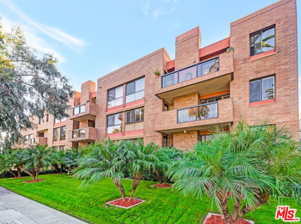 Backyard, Exterior, Facade, Brick Facade, Modern