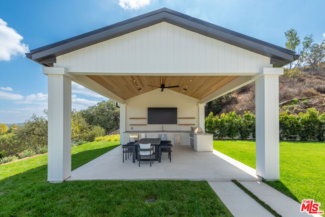 Backyard, Exterior, Outdoor Kitchen