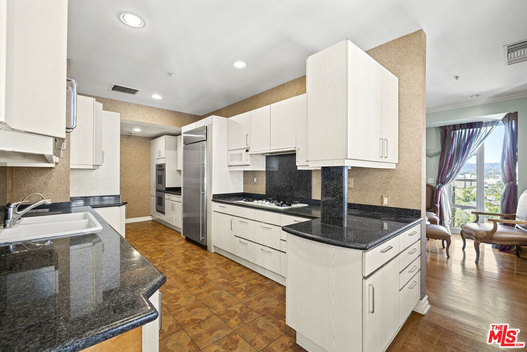 Dining room, Interior, Kitchen, Recessed Lighting, Wood Texture Flooring