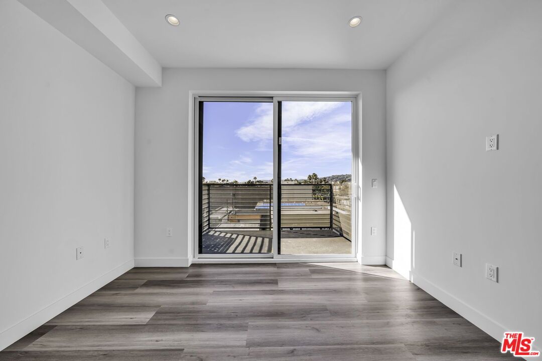 Empty room, Interior, Recessed Lighting, Water, Wood Texture Flooring