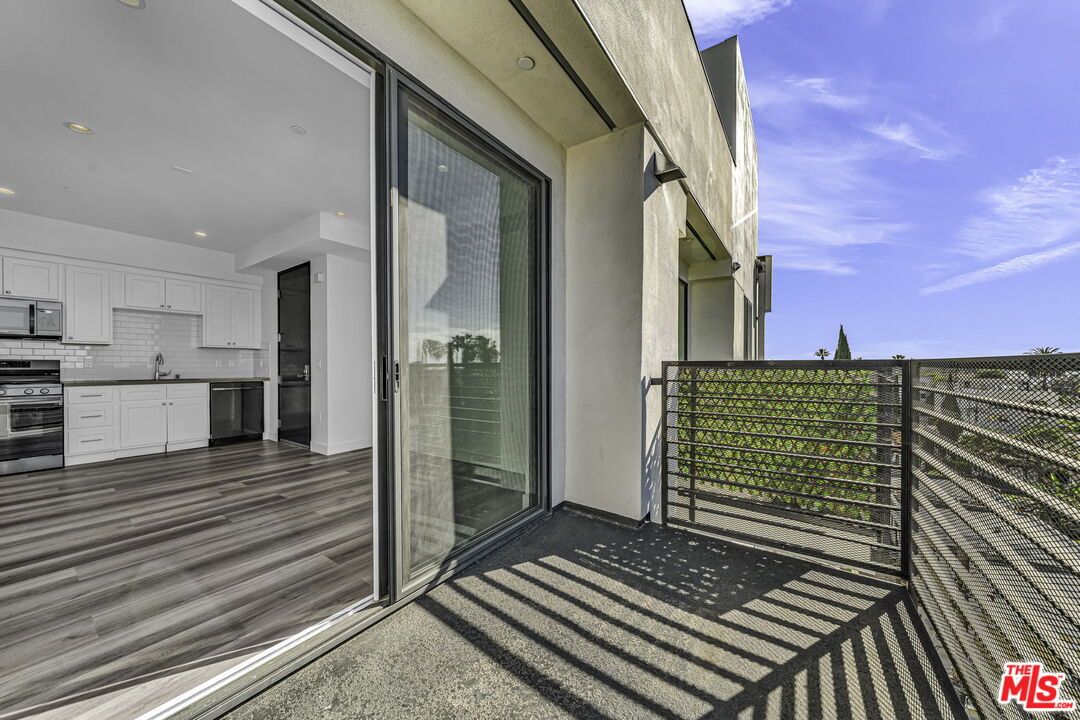 Exterior, Kitchen, Recessed Lighting, Stainless Steel Appliances