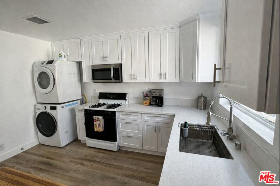 Interior, Kitchen, Washer, Wood Texture Flooring
