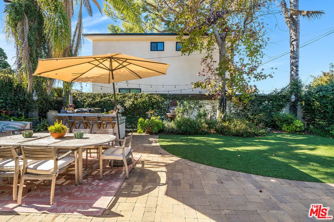 Backyard, Exterior, Outdoor Kitchen