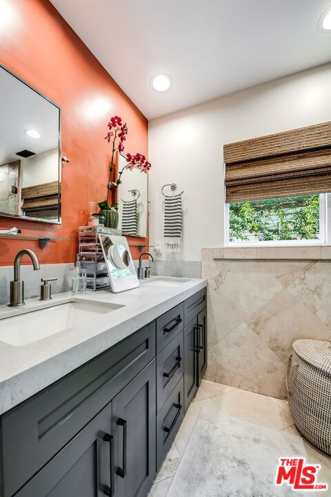 Bathroom, Dual Sink Vanities, Interior, Recessed Lighting