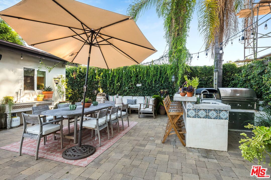 Exterior, Outdoor Kitchen