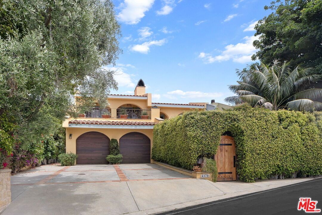 Attached, Exterior, Facade, Mediterranean