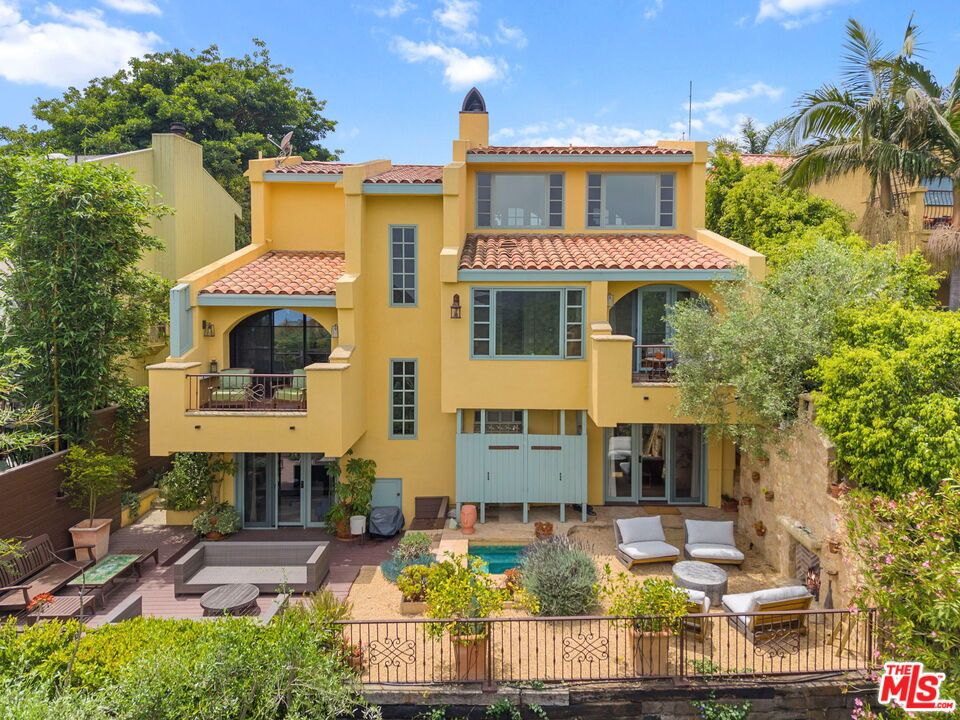 Exterior, Facade, Pool, Mediterranean