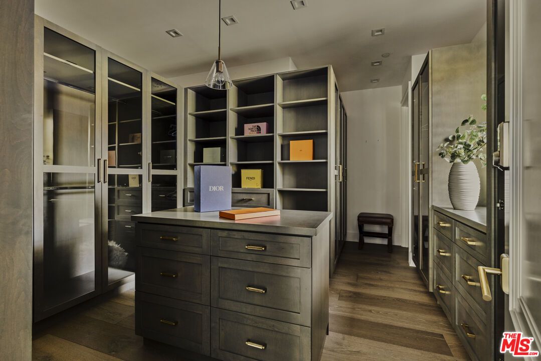 Interior, Pendant Lights, Recessed Lighting, Walk-in Closets, Wood Texture Flooring