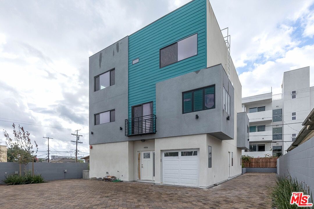 Attached, Exterior, Facade, Rowhouse