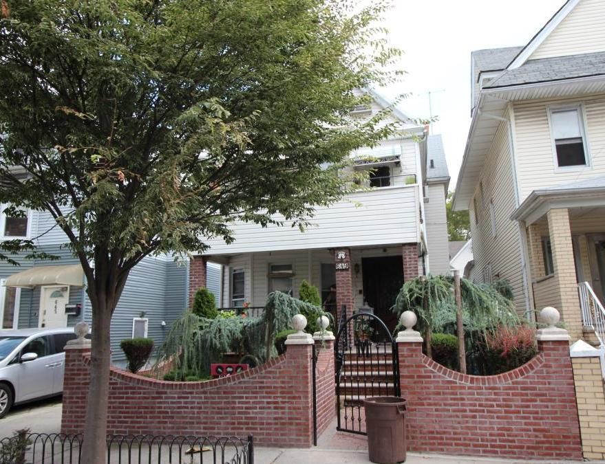 Exterior, Facade, Brick Facade, Rowhouse