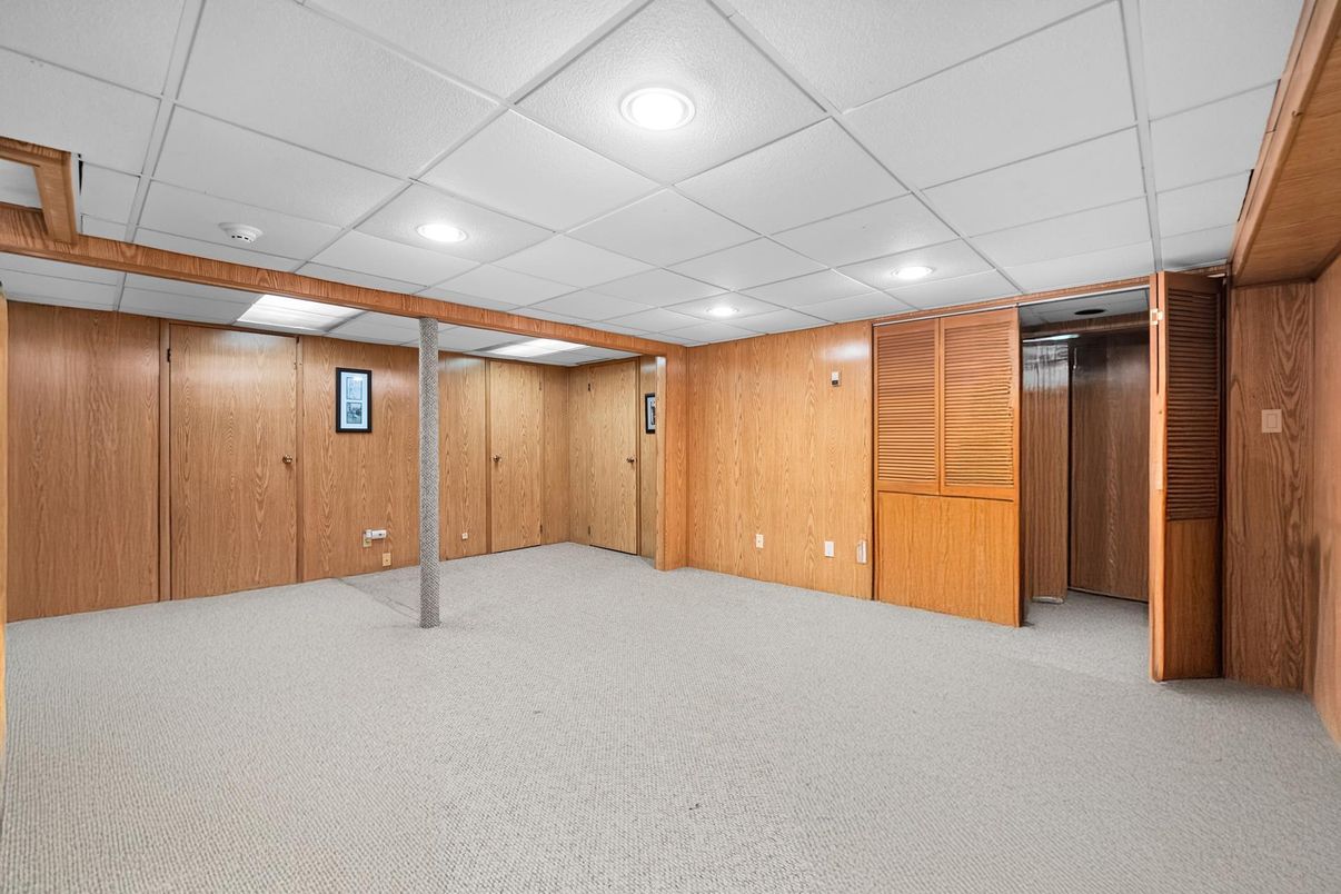 Empty room, Interior, Recessed Lighting, Wooden Walls