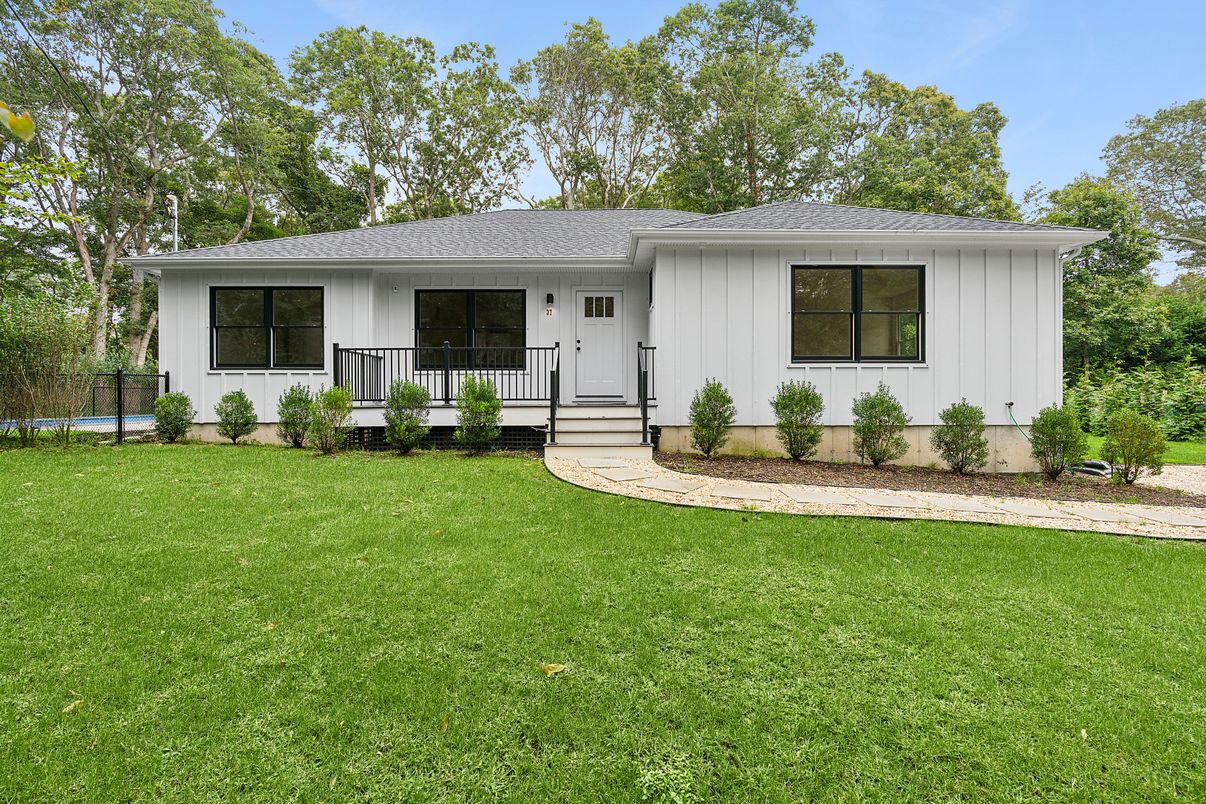 Backyard, Exterior, Facade, Ranch