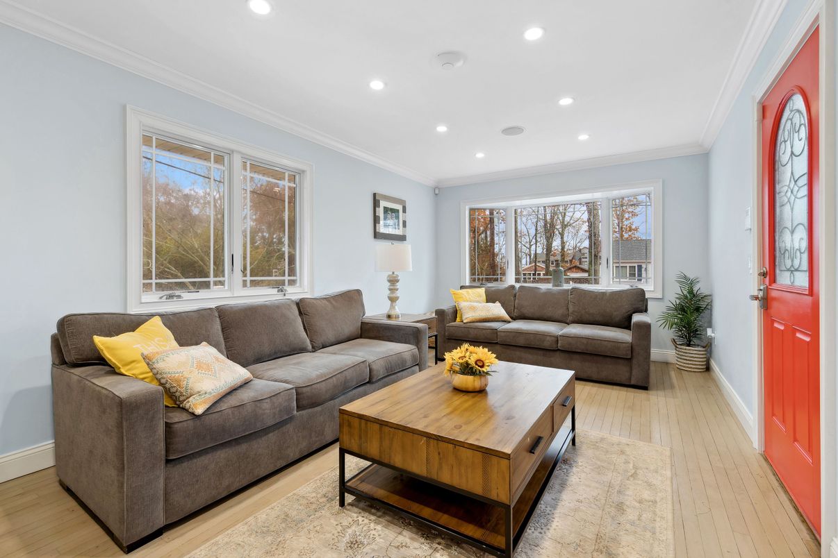 Interior, Living room, Recessed Lighting, Wood Texture Flooring