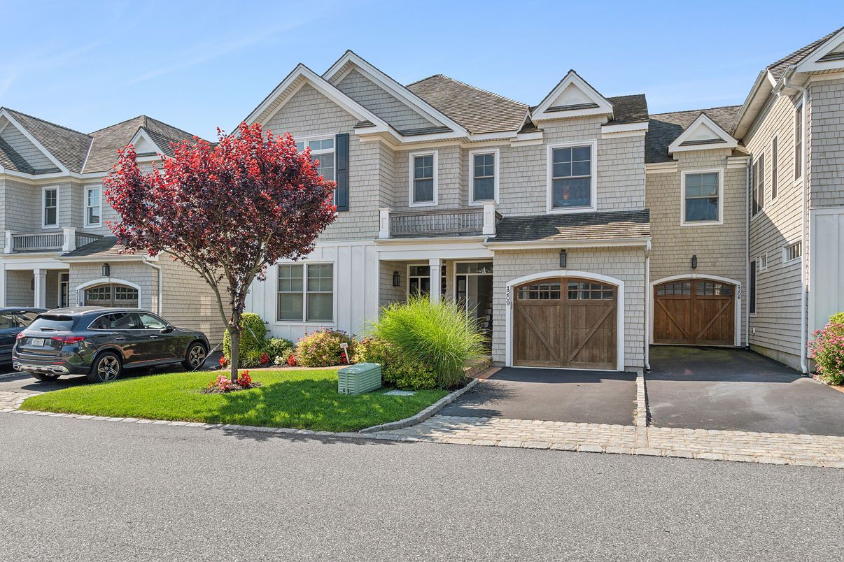 Attached, Exterior, Facade, Queen Anne Victorian